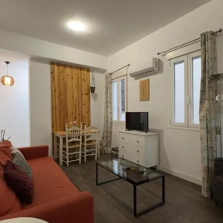 Centrally Located In 2i Apartment *