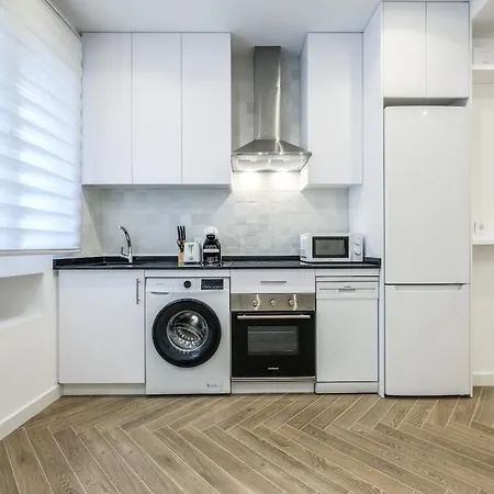 Urban Tranquility In With Modern Comforts Apartment *
