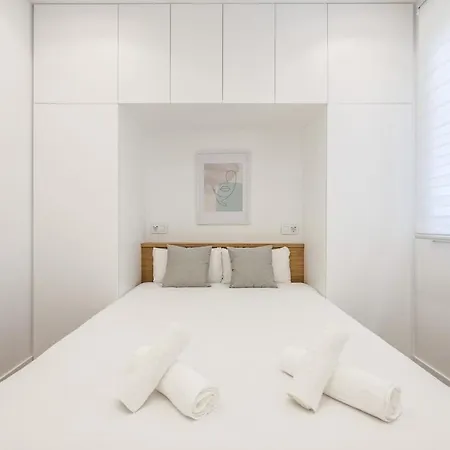 Urban Tranquility In With Modern Comforts Apartment Madrid