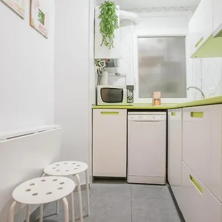 Bright & Cozy 2bd - Opera Area Apartment