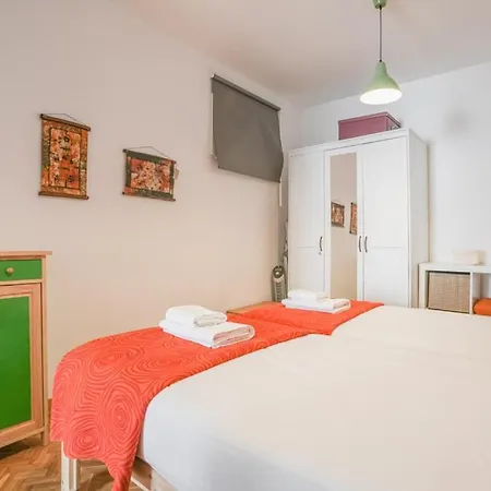 Bright & Cozy 2bd - Opera Area Apartment *