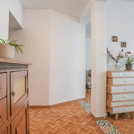 Bright & Cozy 2bd - Opera Area Apartment *