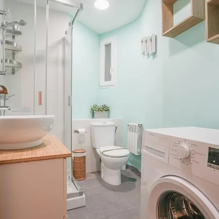 Bright & Cozy 2bd - Opera Area Apartment