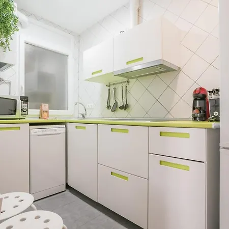 Bright & Cozy 2bd - Opera Area Apartment *
