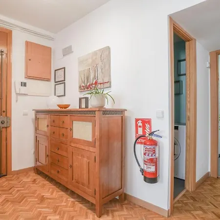 Bright & Cozy 2bd - Opera Area Apartment