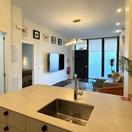 Gold Aparment Wifi Ac Services E1 *