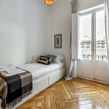 4 Bedrooms 2 Bathrooms Furnished - Salamanca - Luxurious - Mintystay *