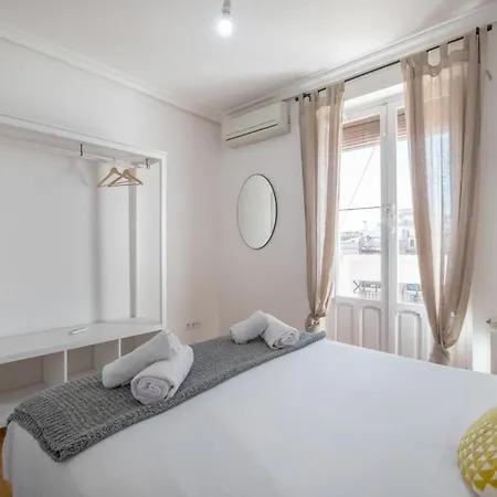 4 Bedrooms 2 Bathrooms Furnished - Salamanca - Bright - Mintystay Apartment *