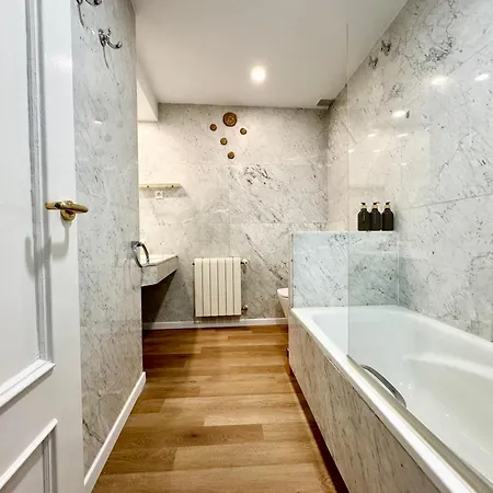 Apartment Elegance And Comfort In Madrid