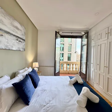 Elegance And Comfort In Apartment Madrid