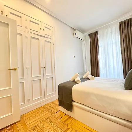 Apartment Elegance And Comfort In Madrid