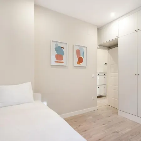 Modern, Brand-new For 4 In Letras - Huertas Apartment