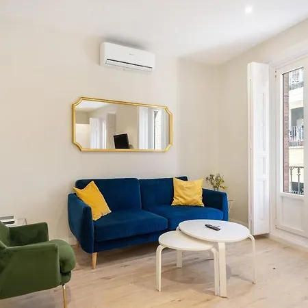 Modern, Brand-new For 4 In Letras - Huertas Apartment Madrid
