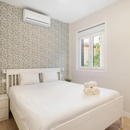 Modern, Brand-new For 4 In Letras - Huertas Apartment