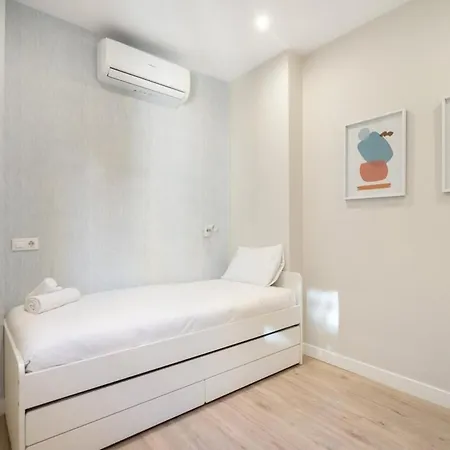 Modern, Brand-new For 4 In Letras - Huertas Apartment