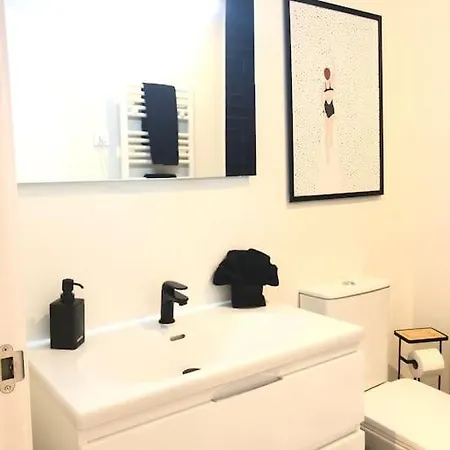 Oasis Urbano En El Corazon Financiero / Castellana Apartment