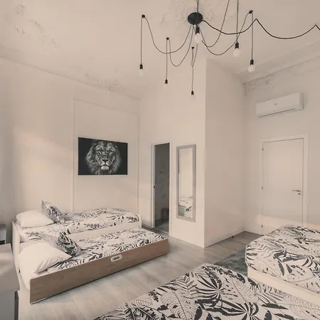 8 Rooms, 6 Bathrooms Over Gran Via Street