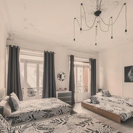 8 Rooms, 6 Bathrooms Over Gran Via Street *