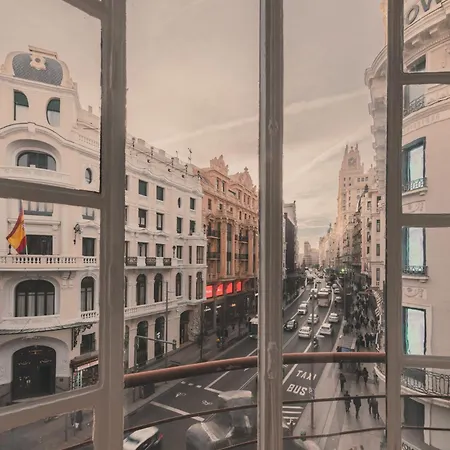 8 Rooms, 6 Bathrooms Over Gran Via Street Madrid
