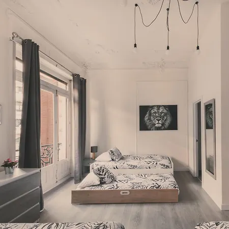 8 Rooms, 6 Bathrooms Over Gran Via Street Madrid
