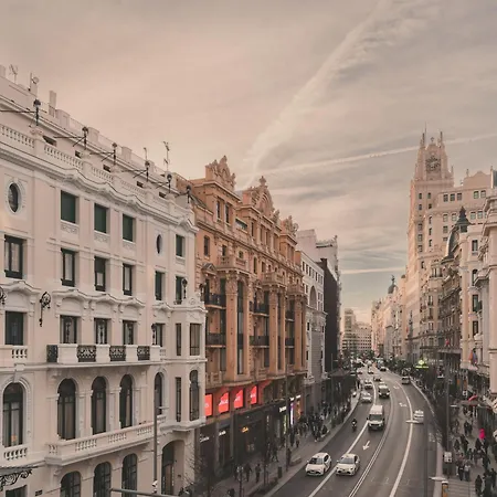 8 Rooms, 6 Bathrooms Over Gran Via Street