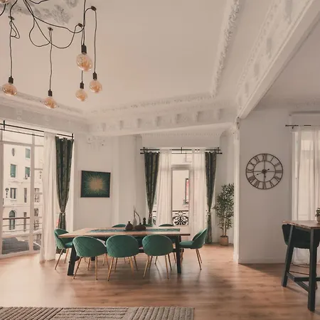 8 Rooms, 6 Bathrooms Over Gran Via Street Madrid