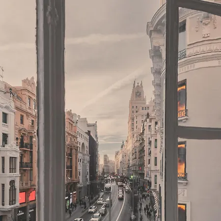 8 Rooms, 6 Bathrooms Over Gran Via Street