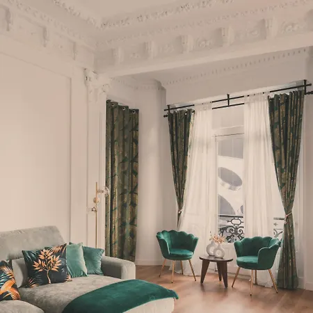 8 Rooms, 6 Bathrooms Over Gran Via Street *