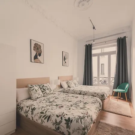 8 Rooms, 6 Bathrooms Over Gran Via Street Madrid