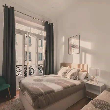 8 Rooms, 6 Bathrooms Over Gran Via Street * Madrid