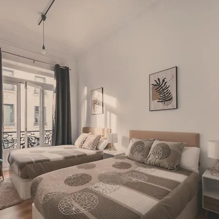 8 Rooms, 6 Bathrooms Over Gran Via Street