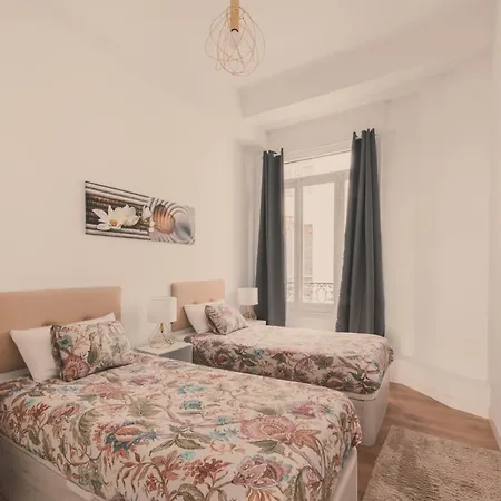 8 Rooms, 6 Bathrooms Over Gran Via Street Apartamento