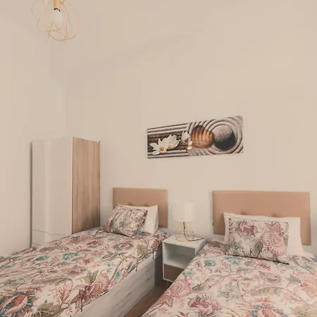 8 Rooms, 6 Bathrooms Over Gran Via Street * Madrid