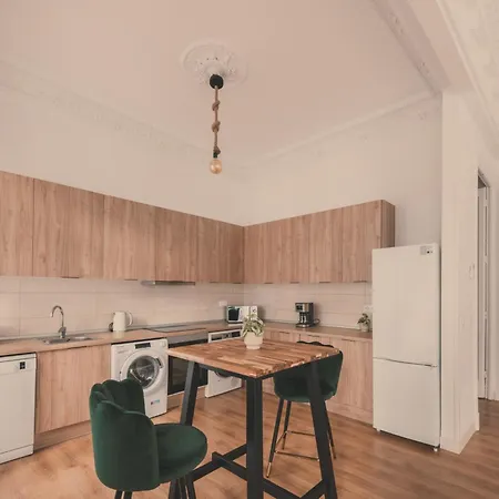 8 Rooms, 6 Bathrooms Over Gran Via Street Apartamento *
