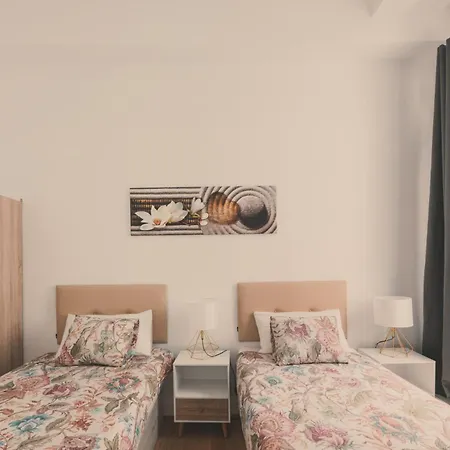 8 Rooms, 6 Bathrooms Over Gran Via Street *