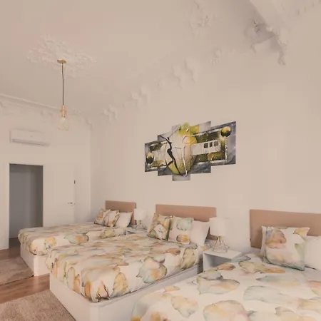 8 Rooms, 6 Bathrooms Over Gran Via Street Madrid