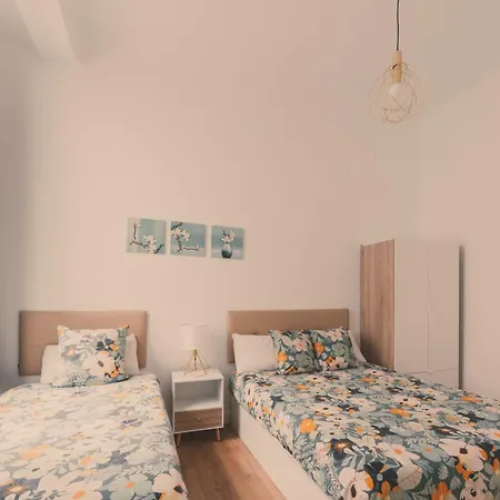 8 Rooms, 6 Bathrooms Over Gran Via Street * Madrid
