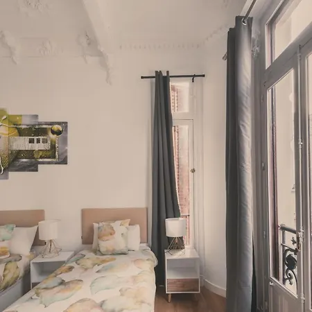 8 Rooms, 6 Bathrooms Over Gran Via Street