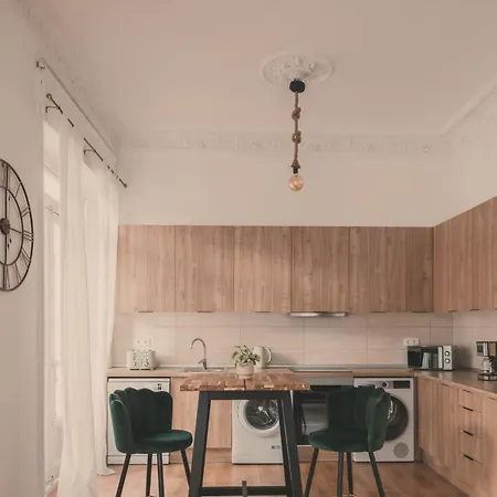 8 Rooms, 6 Bathrooms Over Gran Via Street Apartamento