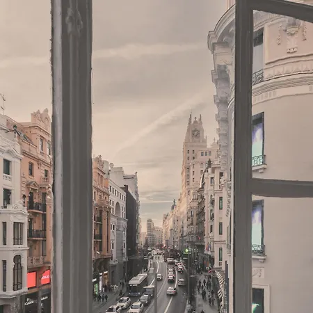 8 Rooms, 6 Bathrooms Over Gran Via Street *