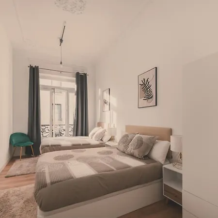 8 Rooms, 6 Bathrooms Over Gran Via Street Madrid
