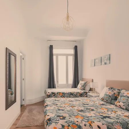 8 Rooms, 6 Bathrooms Over Gran Via Street *