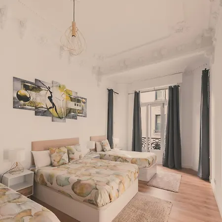 8 Rooms, 6 Bathrooms Over Gran Via Street Madrid