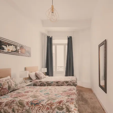 8 Rooms, 6 Bathrooms Over Gran Via Street Apartamento