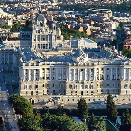 Encanto Y Elegancia En El Corazon De | By Airnest Madrid
