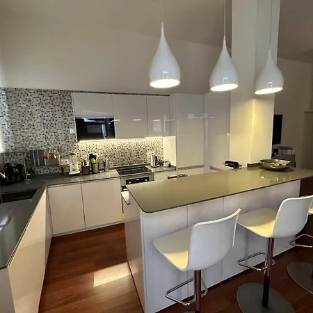 Encanto Y Elegancia En El Corazon De | By Airnest *