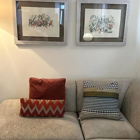 Encanto Y Elegancia En El Corazon De | By Airnest