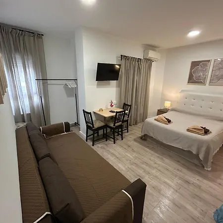 En Embajadores Aparthotel *