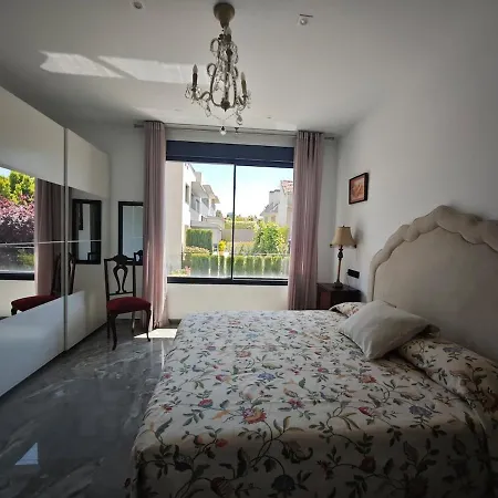 Casa Completa De Lujo Con Jardin Y Piscina Compartida Madrid