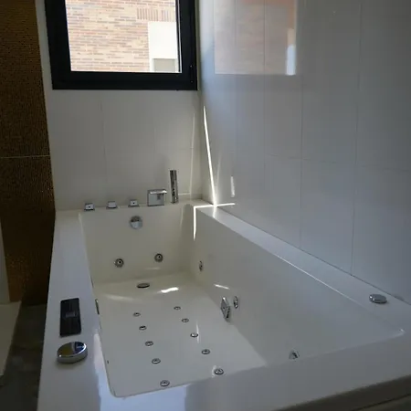 Casa Completa De Lujo Con Jardin Y Piscina Compartida Feriehus Madrid